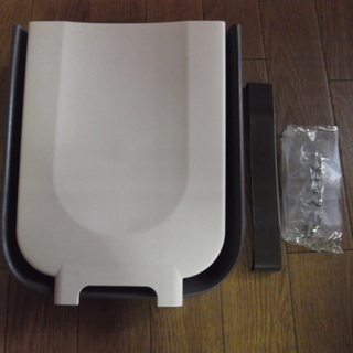 【売却済】壁掛けゴミ箱 フック6個付き (ベージュ, 8L)※未使用品★近くでしたらお持ちしますの画像