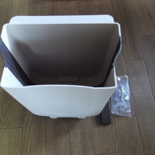 【売却済】壁掛けゴミ箱 フック6個付き (ベージュ, 8L)※未使用品★近くでしたらお持ちしますの画像