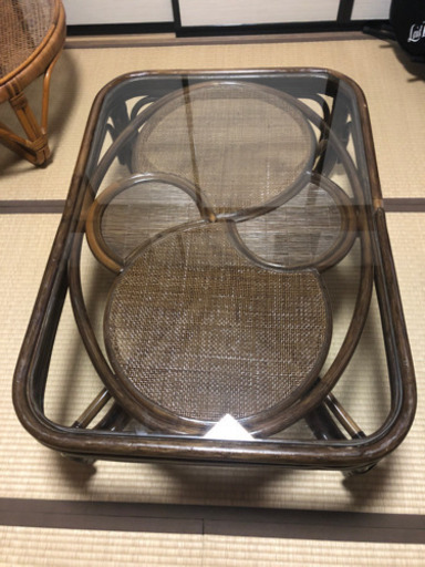 天然素材とガラスのテーブルです。
