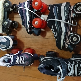 商談中 ローラースケート３個　美品　サイズ26・23・20　プロテクター２名分　おまけのヘルメット４個の画像