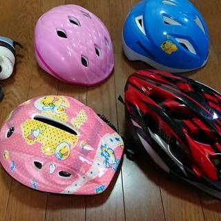 商談中 ローラースケート３個　美品　サイズ26・23・20　プロテクター２名分　おまけのヘルメット４個の画像