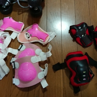 商談中 ローラースケート３個　美品　サイズ26・23・20　プロテクター２名分　おまけのヘルメット４個の画像