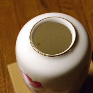 陶器の花瓶の画像