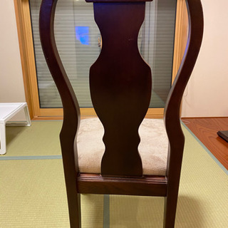 IDC大塚家具のアンティーク調のイスの画像