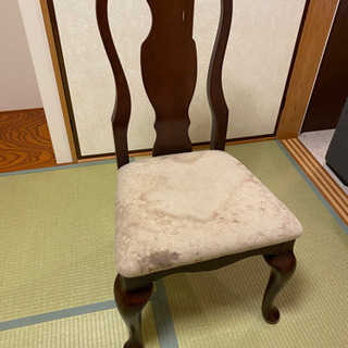 IDC大塚家具のアンティーク調のイスの画像