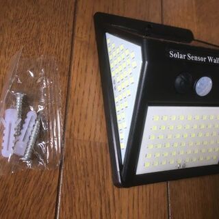 未使用品 ソーラーセンサーライト　２個セット　お売りします。 140LED の画像