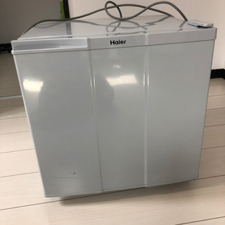 小さな冷蔵庫の画像
