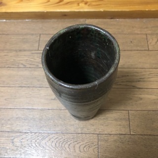 茶色の花瓶の画像