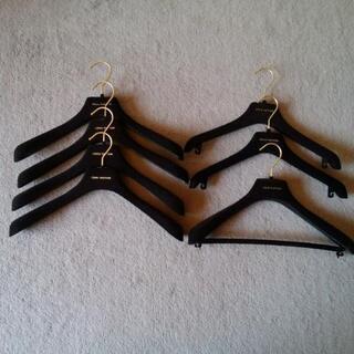 ヴィトン　ハンガー7本　洋服カバー2枚　再値下げしました。の画像