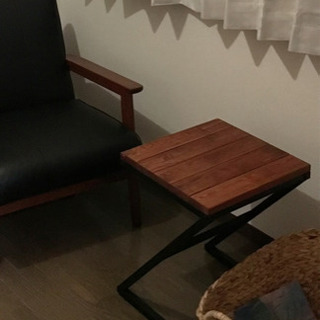 木目のアンティークな サイドテーブルの画像