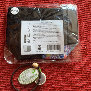 ポーチとヘアゴムの画像