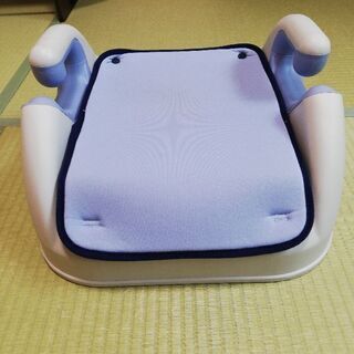 ジュニアシート　台座の高さ調節つき。