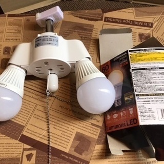 LED電球2個とはだか電灯の画像