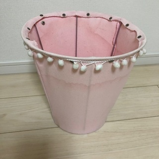 ピンクの布製入れ物