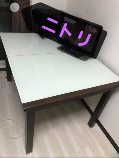 ニトリのテーブル