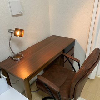 デスク、システムチェア、ライト一式の画像