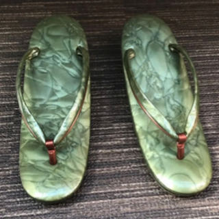 鮮やかなお色の草履❗️伊と忠の画像