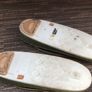 鮮やかなお色の草履❗️伊と忠の画像