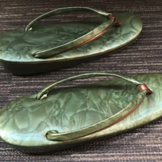 鮮やかなお色の草履❗️伊と忠の画像