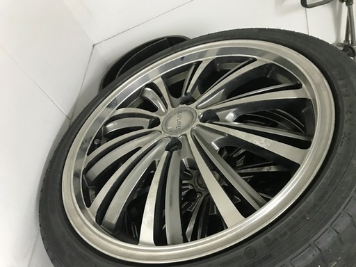 ホイル（タイヤは方べりしてます）