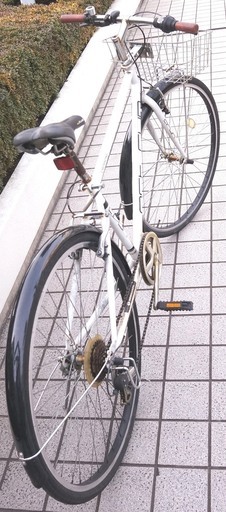 シティーサイクル ／ クロスバイク 自転車 タイヤカバーつき。シマノ6段変速、サイズ700Cです。