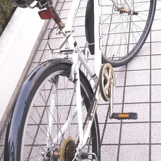 シティーサイクル ／ クロスバイク 自転車 タイヤカバーつき。シマノ6段変速、サイズ700Cです。の画像