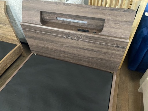 新品シングルベッドを大量に入荷しました！通常44800円を12800円で販売します！週末は見学に来て下さいねー(*´ω｀*)