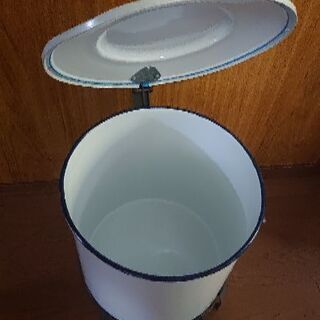 ホーローの足踏み式ゴミ箱
