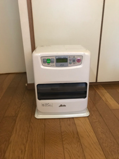 石油ファンヒーター 灯油タンクつけます。コンパクトサイズです