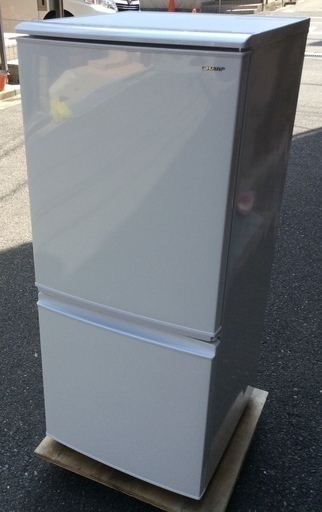 【RKGRE-292-1】特価！シャープ/137L 2ドア冷凍冷蔵庫/どっちもドア/SJ-C14D-W/中古品/2017年製/当社より近隣無料配達！