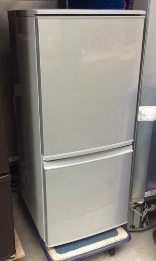 【RKGRE-295-1】特価！シャープ/137L 2ドア冷凍冷蔵庫/どっちもドア/SJ-D14C-S/中古品/2017年製/当社より近隣無料配達！