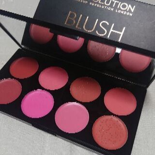 チークとフェイスカラーとアイブロウの3点セットの画像