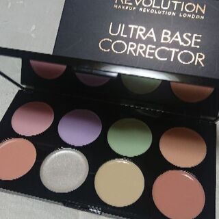 チークとフェイスカラーとアイブロウの3点セットの画像