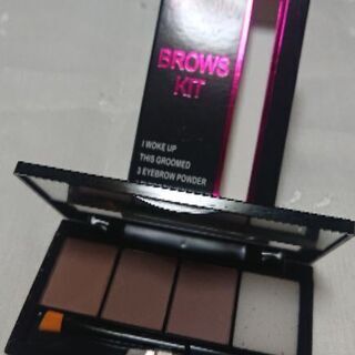 チークとフェイスカラーとアイブロウの3点セットの画像