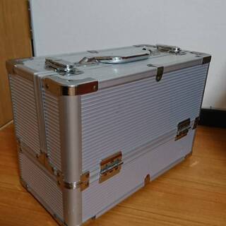 問い合わせ殺到中に付き返信遅れます　ジュラルミンケース　化粧品や...