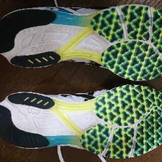 アシックス ランニングシューズの画像