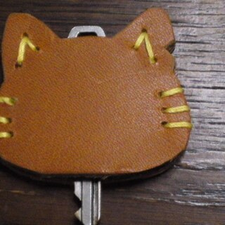 １点もの　本革キーケース　ねこ　ネコ　猫　キーホルダー　キーフォルダー　鍵ケース　カギケース　ハンドメイド　栃木レザー　手作りの画像