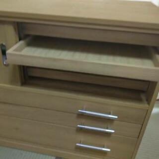 キャスター付き着物チェストの画像