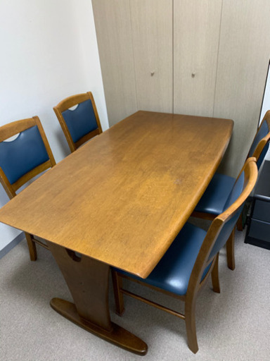 テーブル、椅子4脚付き