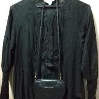 黒トップスとポシェットの画像