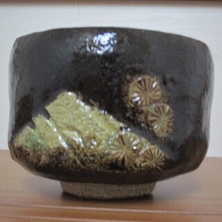 桐箱入り黒地に山の景色抹茶茶碗♪の画像