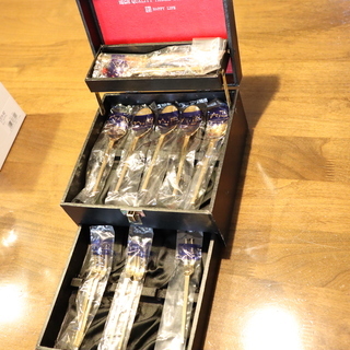 スプーン、フォーク（各5）、バターナイフ（未使用）の画像