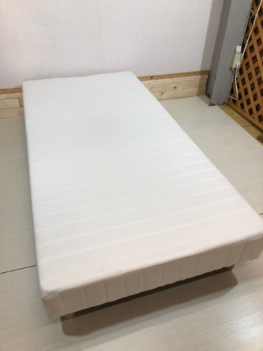 使用期間1年シングルベッド、マットレスに足が付いたタイプ✨90×194×34ｃｍ