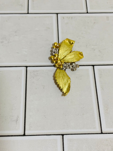 初回特価‼︎ K18/WG フラワーブローチ