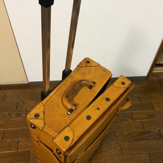 スーツケース 茶色の画像