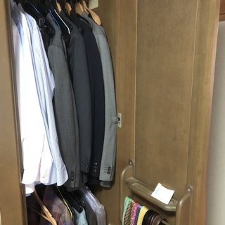 おしゃれな洋服ダンス（クローゼット）姿見付きの画像