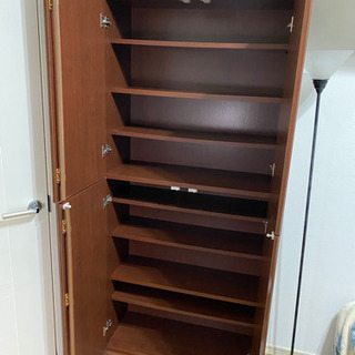 扉付き収納棚の画像