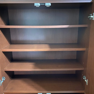 扉付き収納棚の画像