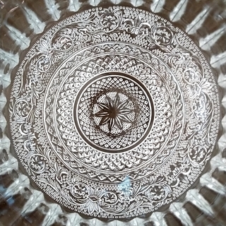 ガラスの皿と中鉢の画像