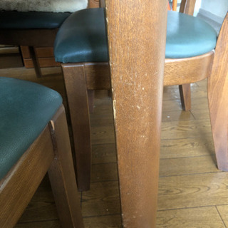 6人用ダイニングテーブルと椅子4脚の画像